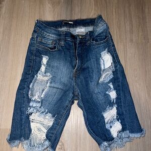 Fashion nova denim shorts 
Size xs